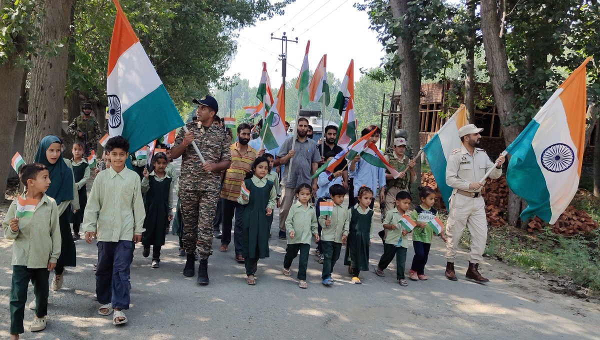 185Bncrpf's tweet photo. #HarGharTiranga2024
#SelfieWithTiranga
TIRANGA RALLY Organized in AOR of E/185 Bn CRPF Kawni U/PS Awantipora under the aegis of "AKAM- HAR GHAR TIRANGA" Campaign https://t.co/g4W367OAxz
