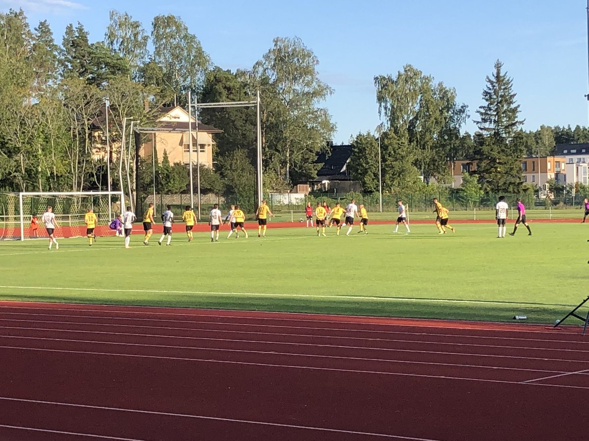 Support your local jne. Kaarinan ylpeys <a href="/KaarinanPojat/">Kaarinan Pojat</a> kohtaa Kolmosen kärkikamppailussa vielä joku vuosi sitten Ygöstä pelanneen <a href="/MusanSalama/">Musan Salama</a> ’n. Eka puolituntinen viihdyttävää futista. KaaPo johtaa yhdellä kihauksella. #Kolmonen #Kaarina #KolmonenLänsi