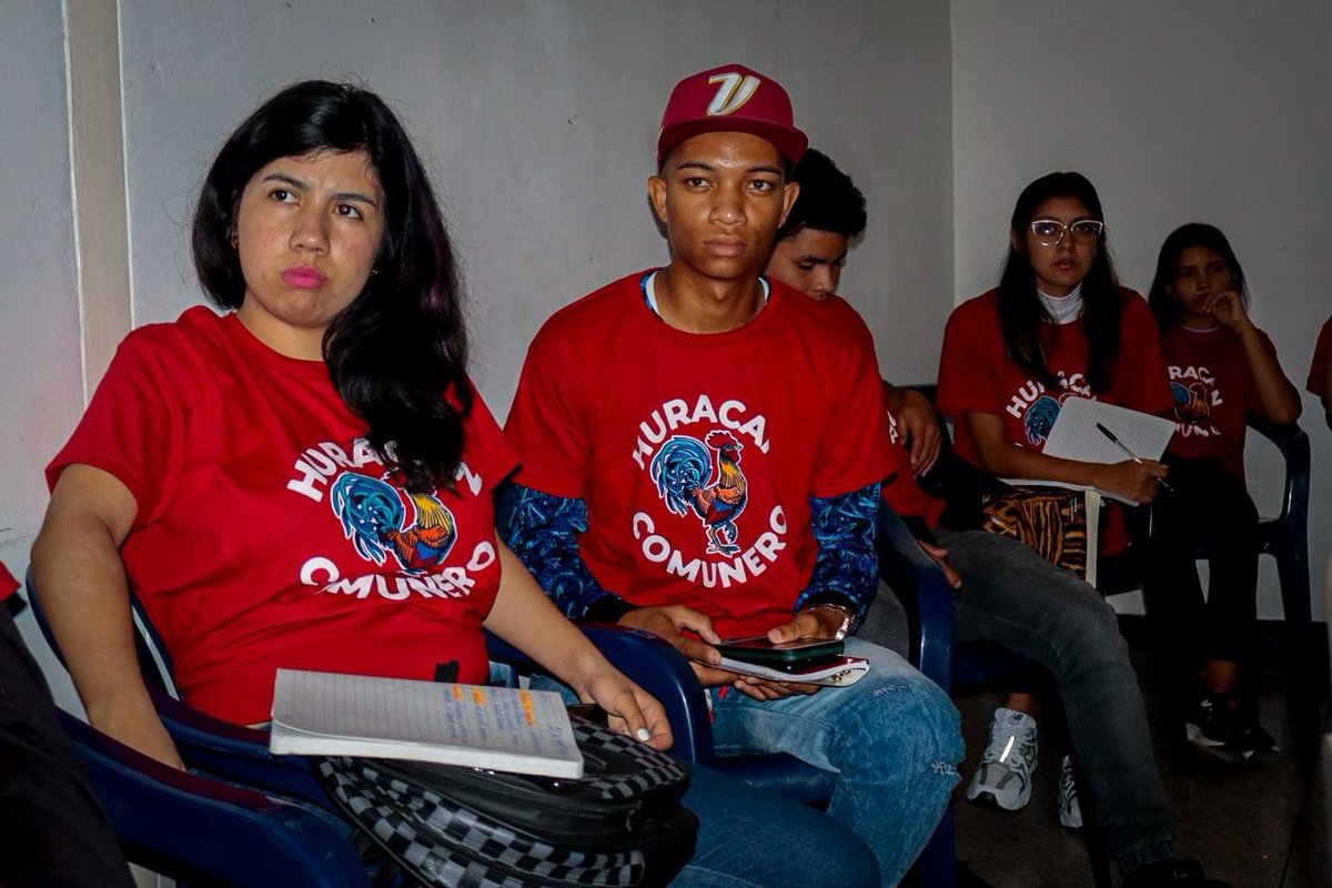 #AsíLoDijo🗣️ Eli Silva, uno de los participantes, expresó que son las bases las que construirán el socialismo y para ello deben estar formadas.

#14Ago
#ComunaONada