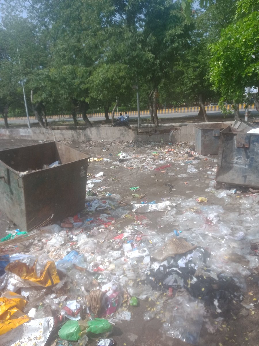 Pardhanji00's tweet photo. ग्रेटर नोएडा में सेक्टर में लगे हैं जगह-जगह कूड़े के ढेर ग्रेटर नोएडा के  अधिकारी और ठेकेदार की आंखों पर पट्टी ��ंधी है @UPGovt
@OfficialGNIDA @Ajay_singh_keer 
@NitinChhajlana @dmgbnagar 
@myogiadityanath @narendramodi 
@InduPrakashPCS https://t.co/AnduWTxkY8