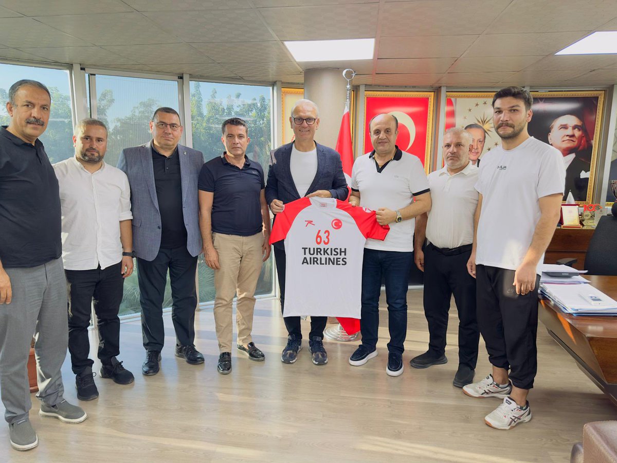 Hentbol_Fed's tweet photo. Hentbolun gelişimi ve tesisleşmesi çalışmaları kapsamında ziyaretlerini sürdüren Türkiye Hentbol Federasyonu Başkanı Uğur Kılıç, Şanlıurfa’da hentbol ailesinin üyeleri ile bir araya geldi. THF Asbaşkanı Ediz Erkovan ile Şanlıurfa Gençlik Spor İl Müdürü Halil Eren’i ziyaret eden Uğur Kılıç, Yurdum Spor Kulübü Başkanı Nurullah Sözen, Antrenör Serhat Cantekin, yine Güneşin Çocukları Spor Kulübü Başkanı Ahmet Aslan ve Antrenörü Bayram Kaplan ile Hentbol Antrenörü Nilgün Atar ile bir toplantı düzenledi.

#HentbolSenin @UgurKilic03 @GSB_Sanliurfa