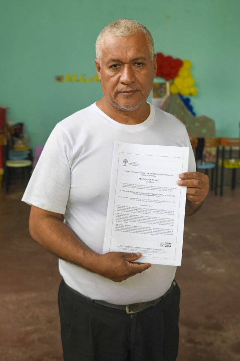 URestitucion's tweet photo. #SomosURT | Realizamos la entrega de las resoluciones con el presupuesto aprobado✅ y orden de desembolsos, en la etapa de implementación de los proyectos productivos urbanos de las víctimas🤝🏼 en la inspección #ElPlacer, en el municipio de 📍#ValleDelGuamuez https://t.co/oolVLtCz86
