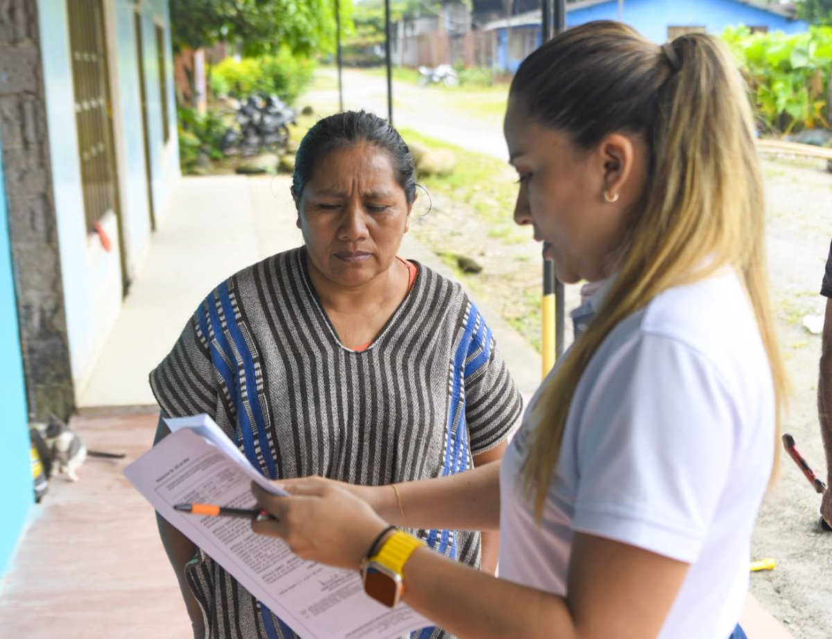URestitucion's tweet photo. #SomosURT | Realizamos la entrega de las resoluciones con el presupuesto aprobado✅ y orden de desembolsos, en la etapa de implementación de los proyectos productivos urbanos de las víctimas🤝🏼 en la inspección #ElPlacer, en el municipio de 📍#ValleDelGuamuez https://t.co/oolVLtCz86