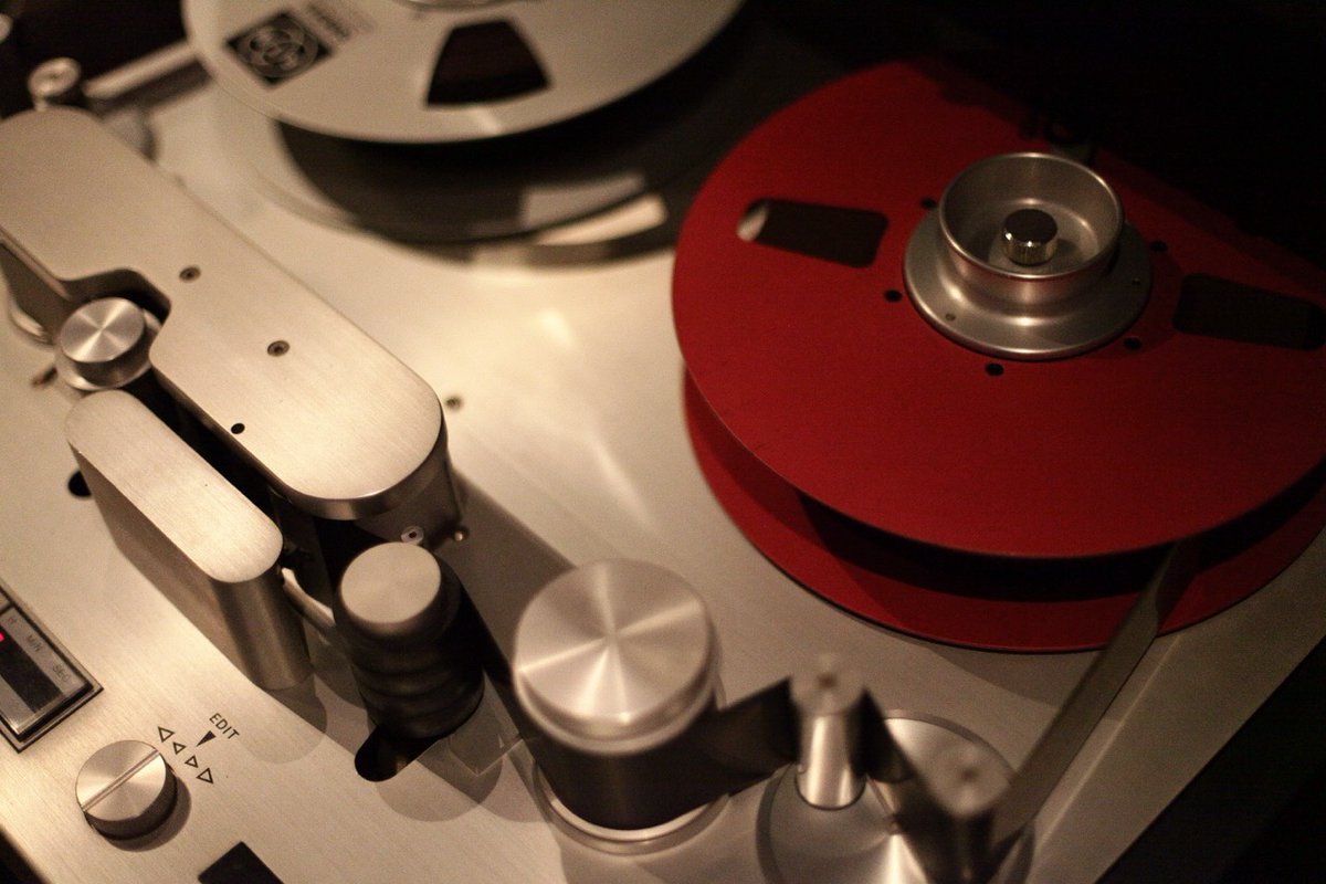 Back to Aldorande, let's talk a bit of tech!
While the group recorded live, all together in the same room, the quintet also decided to achieve a unique sound by recording on tape! 
So, we brought out our Studer A80 analog multitrack recorder to capture the performance.