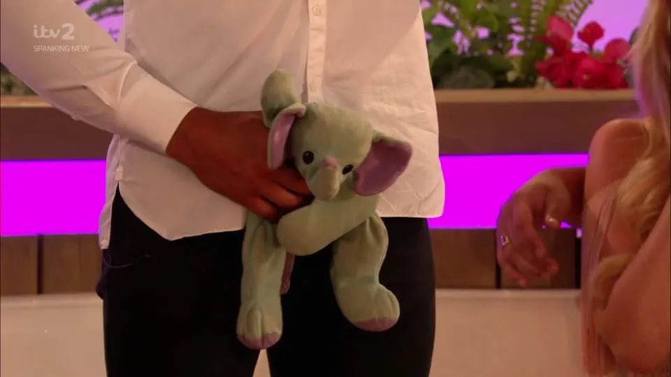 Molly Mae this &amp; Tommy fury that but had anyone checked on Ellie Belly?? 🤷🏽‍♂️