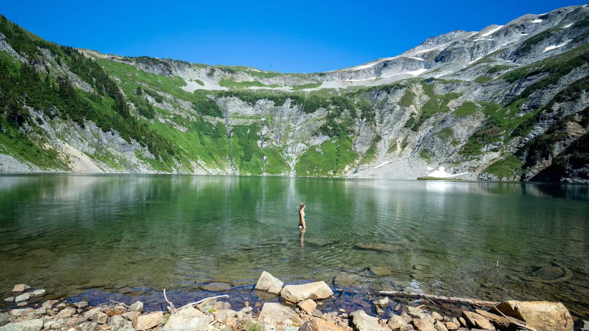 AliceLFord's tweet photo. Deep in the rugged extremes of #NorthCascadesNationalPark you’ll find the beautiful #DoubtfulLake. The icy lake welcomes swimmers looking for a quick dip.Want to learn more #swimspots in the US? Then check out this blog where I highlight 11 of them. https://t.co/T3eMZvakKG https://t.co/Kn4VU6or6e