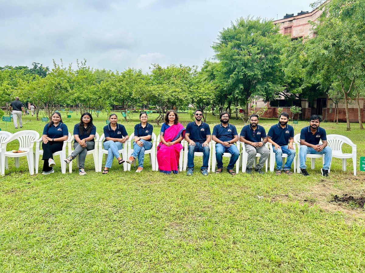Preserve and cherish the Nature# Plantation drive# thankyou <a href="/CSIR_CDRI/">CSIR-CDRI</a> and <a href="/ritu_trivedi/">Dr Ritu Trivedi, डा ऋतु त्रिवेदी</a> Ma'am for letting us contribute in the green campus of CDRI...🌱