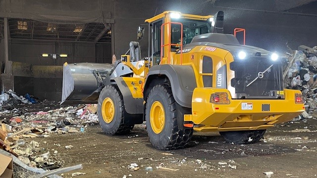 VolvoCES's tweet image. Even in the midst of the waste transfer center, our Volvo Loader stands out, showcasing its strength and reliability. It&apos;s not just built to work hard; it&apos;s built to look good doing it! 🌟🚜 
#Volvoces #VolvoLoader #WheelLoader #WasteManagement
