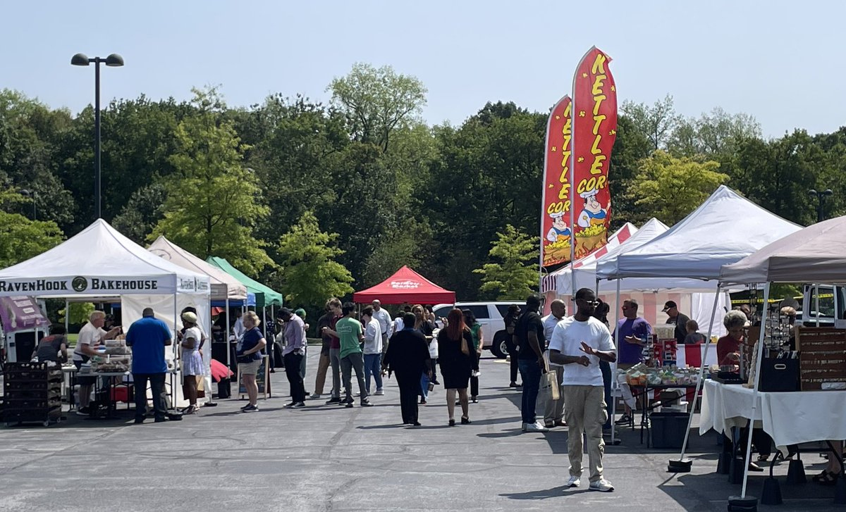 TerrapinDevCo's tweet photo. The @UMDResearchPark mini-market is happening until 2pm TODAY! Visit artisans, sip iced coffee and have a treat from @marylanddairy 🍦 Look for the tents on University Research Court. #FeedTheTurtle https://t.co/iK3fklugqp