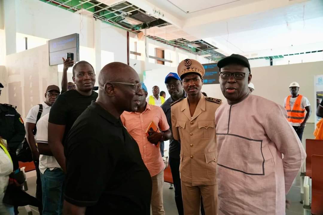 LeSoleilonline's tweet photo. En tournée dans le Sud du pays: Cheikh Bamba Dieye s'enquiert de l'état d'avancement des travaux de l'aéroport de Ziguinchor

Le Directeur général de Aibd SA, M. Cheikh Mamadou Abiboulaye Dieye, poursuit sa tournée dans le Sud du Sénégal. Après Sédhiou, il s'est rendu à Ziguinchor le mardi 13 août 2024 pour évaluer l'avancement des travaux de l'aéroport en construction depuis 2022. Lors de cette visite, il était accompagné de ses collaborateurs, du Préfet de Ziguinchor, ainsi que des représentants des services de l'État et des entreprises impliquées. M. Dièye a inspecté des infrastructures clés, notamment l'aérogare, la tour de contrôle, la piste à rallonger et les installations militaires. Lors d'une séance de travail, des discussions ont porté sur la sécurité, l'emprise foncière et l'assainissement. M. Dièye a insisté sur l'urgence de finaliser les travaux pour faire de la Casamance une plateforme économique majeure, la deuxième frontière aérienne du Sénégal après Diass.

#LeSoleil_Digital