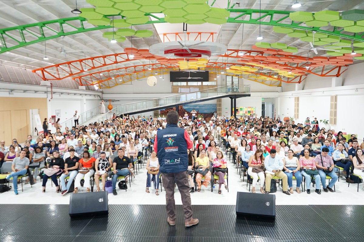 CCHuila's tweet photo. 📌 #AEstaHora 🧑‍💼se adelanta en Huila e, Centro Empresarial la primera sesión del Diplomado de Actualización Tributaria, Aduanera y Cambiaria, con más de 600 aistentes, organizado por la @DIANColombia, la @CCHuila y @DefensoriaDIAN. 📊✨

Conoce más: https://t.co/blg44cUoyv https://t.co/LfhEvRnU6j