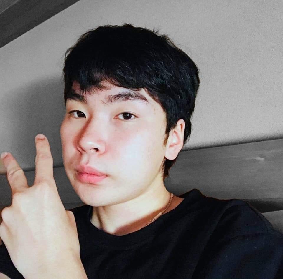 Хүүг минь олоход туслаад шэйрлээд өгөөч 😭
2024 .6.24 ажилдаа явахаар гараад одоог хүртэл
сураггүй байсаар өдийг хүрлээ 😰.
Цагдаад мэдэгдсэн боловч өнөөдрийг хүртэл олж чадаагүй л байна😥
Гэрээс гарахдаа Цагаан цамцтай хар брюкэн өмд хар ботинктой гарсан 
Цайвар царайтай 174 см