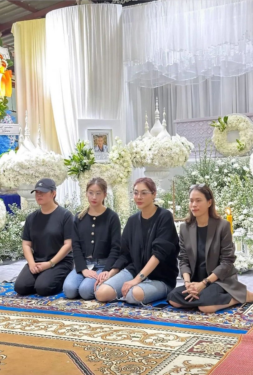 Liih_Baebae's tweet image. A família que não é de sangue, mas que tem muito amor e compreensão envolvidos que a Faye encontrou nessas garotas é maravilhosa! 

Elas sendo um ombro de conforto pra ela é tudo pra mim 🥹

#FayePeraya #YokoApasra #PWan