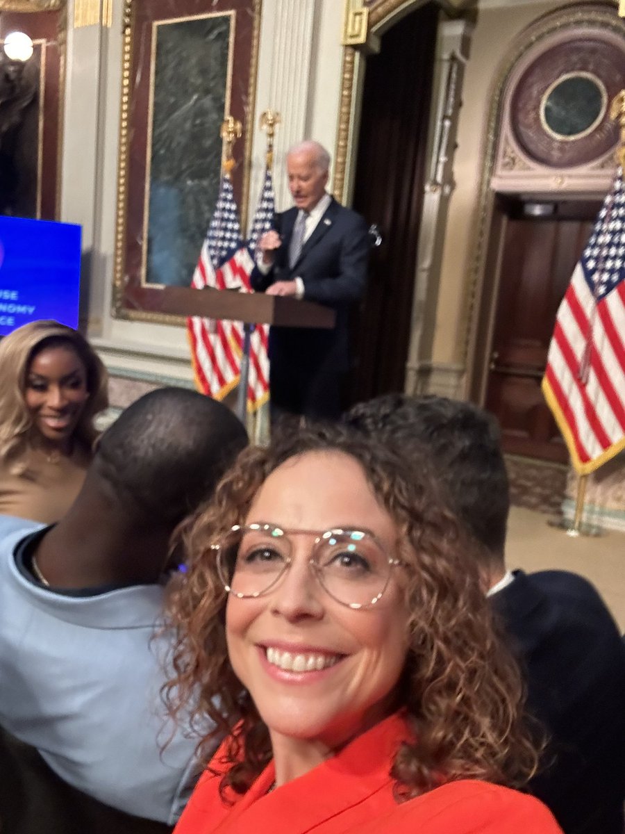 shiralazar's tweet image. My attempt at a selfie with @POTUS @whitehouse #whitehousecec