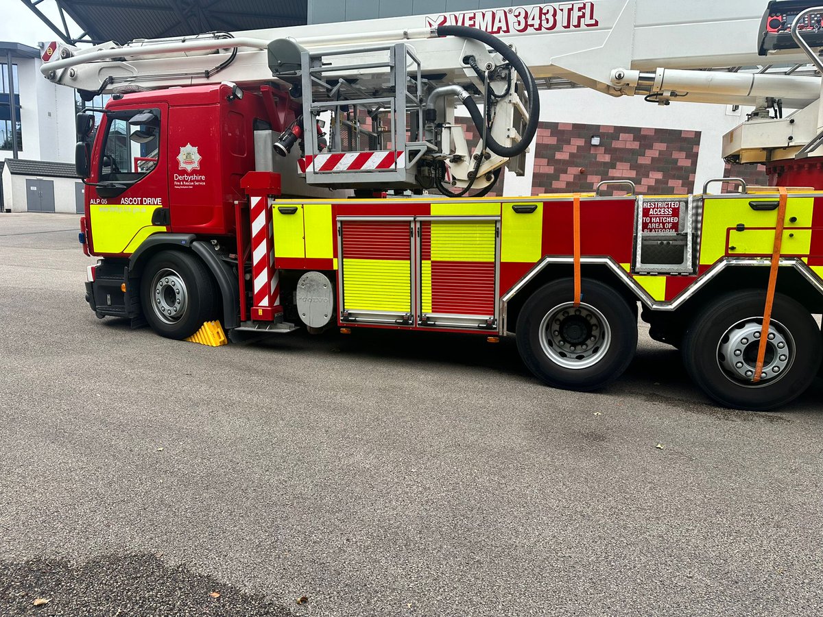 NottmRoadFS's tweet photo. Today crews were practicing with the new heavy rescue equipment at @AscotFire . Getting experience with different types of large vehicles. https://t.co/Q1Akuv9HQR