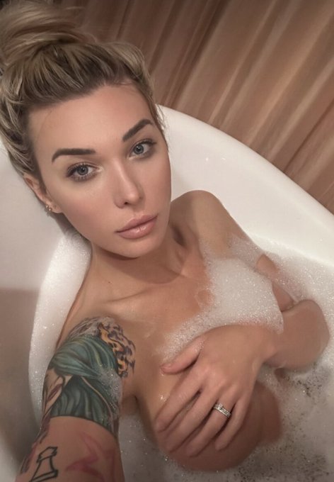 We can probably fuck in the tub if you hurry <3 https://t.co/OhKcNp9Znj