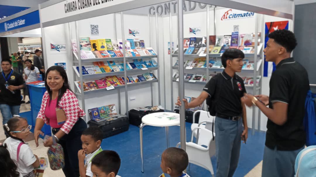PuebloEditorial's tweet photo. 🎊Nuestro Stand con los primeros visitantes #filpanama🎊🇨🇺 🇵🇦 https://t.co/9bbt38WT6t