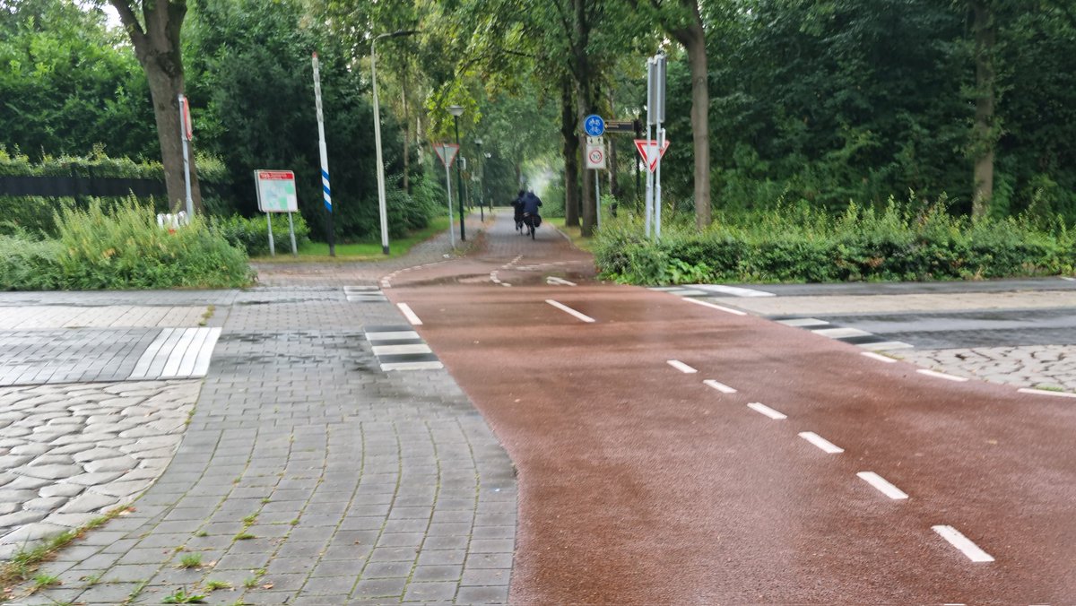 Dutch masterclass parallel crossing: Continuity of material colour and texture for those walking, wheeling, and cycling, massive stop lines so motor vehicles know what to do. Worked a treat. Cars waited for me 20m out.