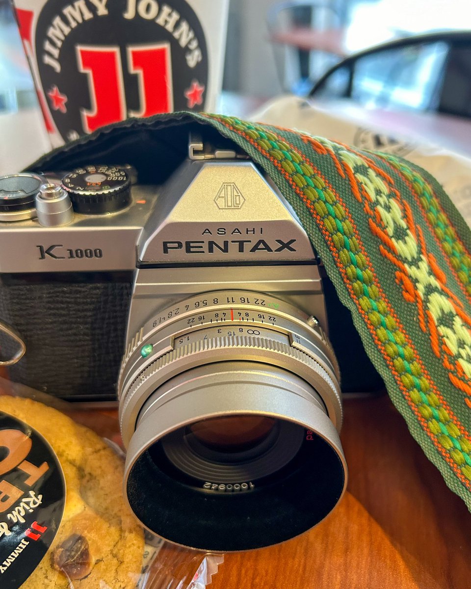 MrHolga's tweet photo. Somewhere at @jimmyjohns downtown Dallas with my Pentax K1000 and new 43mm lens from @donsusedphoto. Shooting more #zonefocus #streetphotography.
#filmphotography #notstreetphotography https://t.co/f9O5zJjjzG