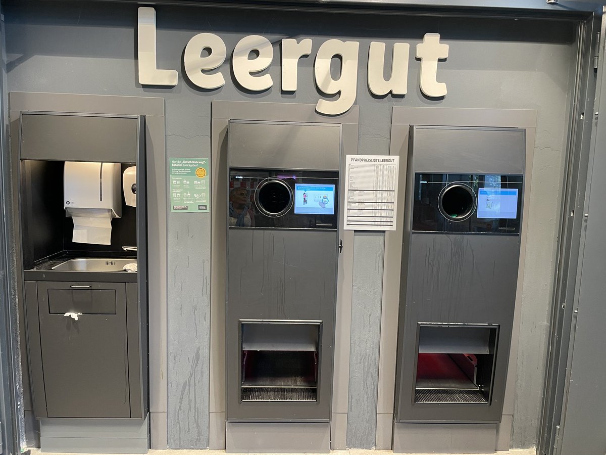 En Alemania, en los supermercados, hay máquinas para reciclar envases.Pero lo mejor del caso es que te abonan lo establecido, a veces, incluso por las propias marcas como este ejemplo de Coca Cola que lo indica en su etiqueta: 0’25 euro por envase de 50cl. Así da gusto reciclar.