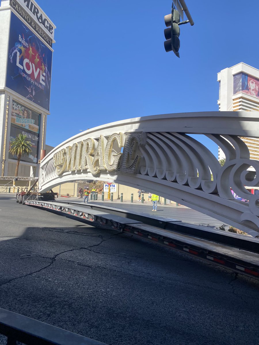 LiquidSwords16's tweet photo. Took these photos this morning of them removing one of the two @TheMirageLV signs if any local news wants to use them feel free to contact me @KTNV @FOX5Vegas @CityOfLasVegas @News3LV @reviewjournal https://t.co/V5SnG4hy3H