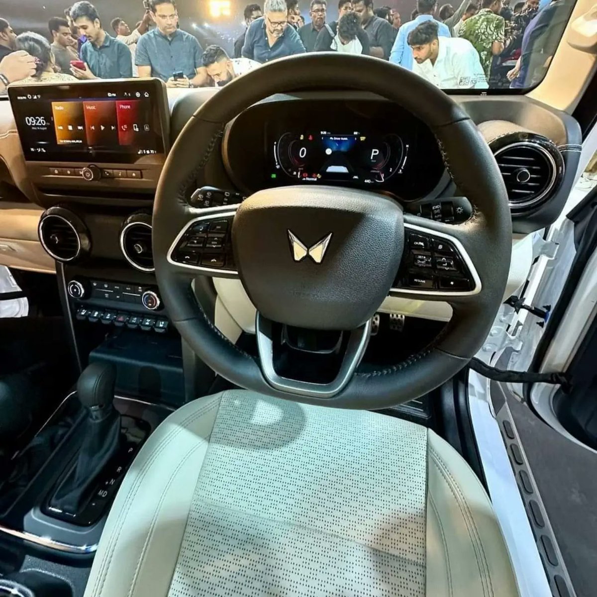 manikpurianand's tweet image. Mahindra Thar Roxx Revealed in India

Starting price for petrol Rs. 12.99 lakh, for diesel Rs. 13.99 lakh (ex-showroom). #TharROXX #thar5door #Mahindra #thar