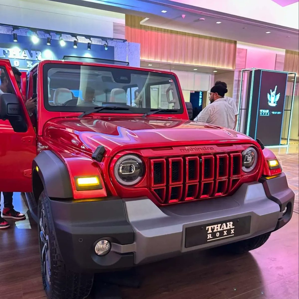 manikpurianand's tweet image. Mahindra Thar Roxx Revealed in India

Starting price for petrol Rs. 12.99 lakh, for diesel Rs. 13.99 lakh (ex-showroom). #TharROXX #thar5door #Mahindra #thar