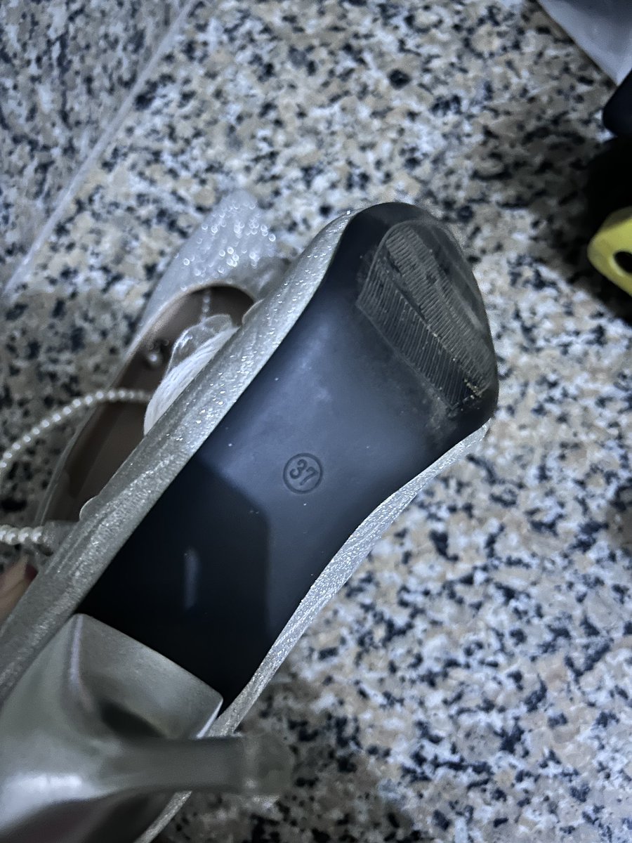 这种公主鞋属实少见，袜子估计放出来明天穿的，还是新的，有点想顺走了，有没有兄弟喜欢的，预定了明天可以直接过去顺！刚穿完的更够味🌝 130 可以拍顺的过程 #高跟鞋 #扫楼打胶 #小皮鞋 #扫楼