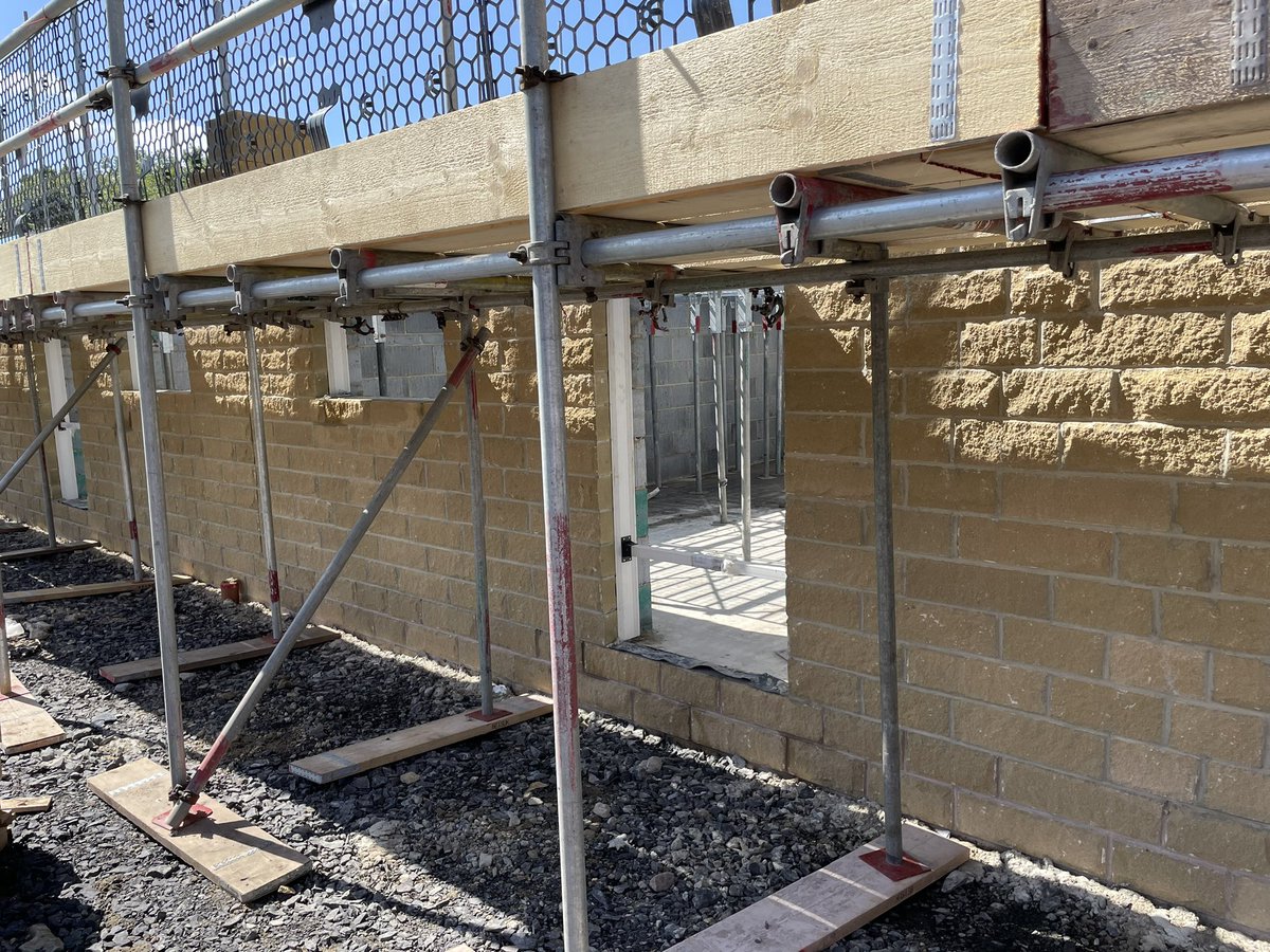 It was good to see the progress our client #vistrygroup have made at their Barden Lane, Burnley site.
Our Newlay Walling Stone is well matched to the Bathstone cast stone we have manufactured.
#stone #caststone #artstone #wallingstone #newlay