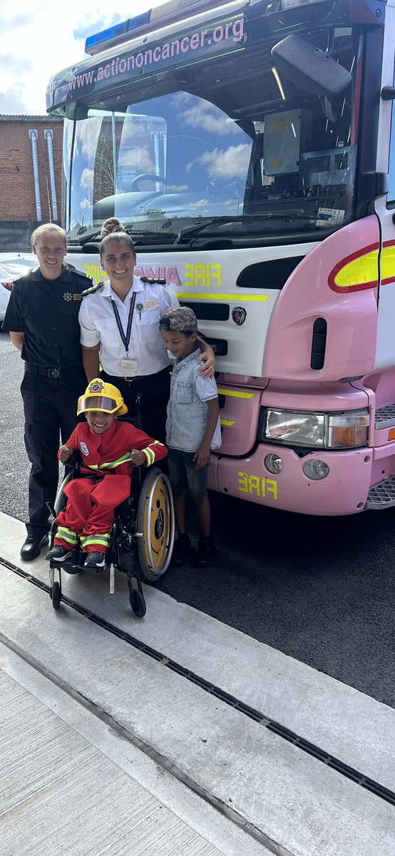 paige_w10's tweet photo. Lucky enough to spend my morning with Merseyside’s future firefighter 🙌🏽🚒 https://t.co/XpMNlIrSD4