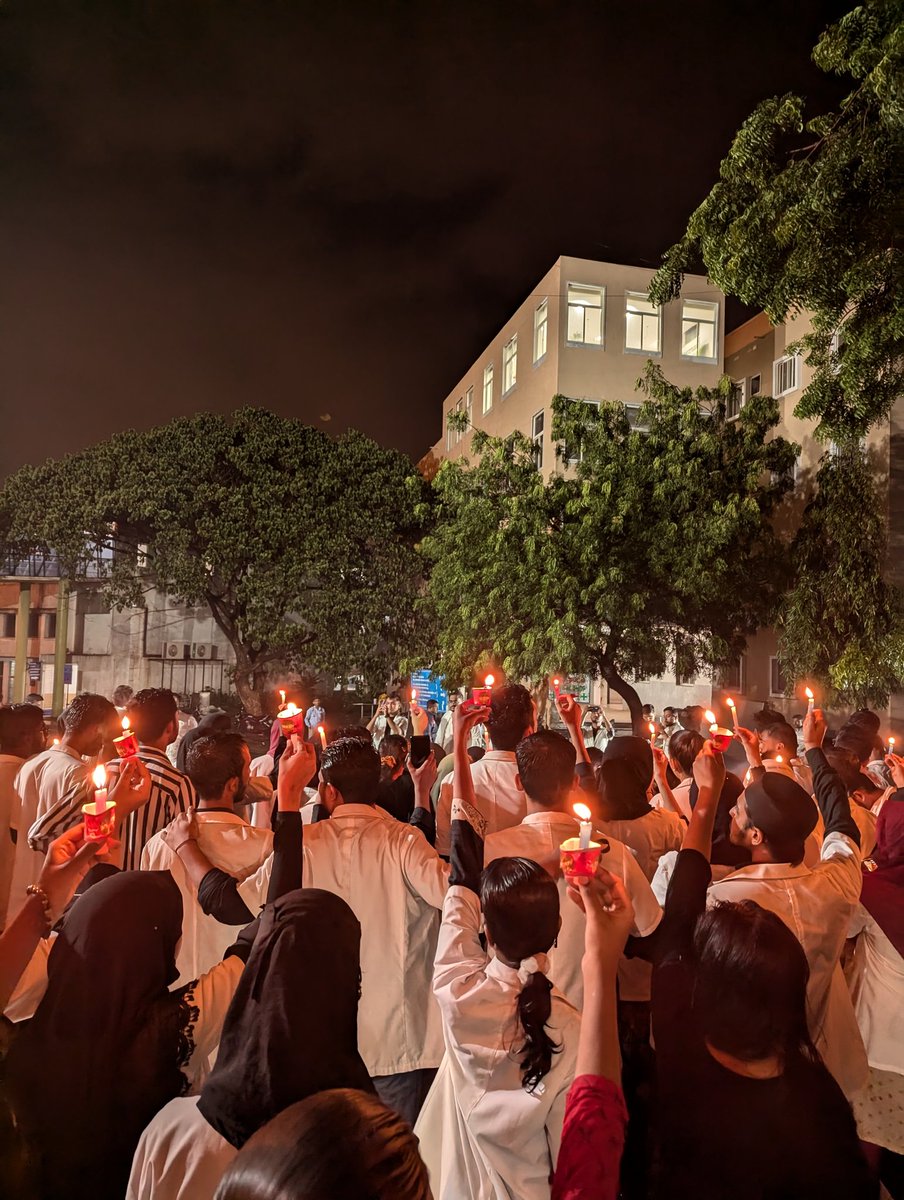 damnrosh's tweet photo. Doctors are protesting for doctors all over the country. 
This is in Karnataka and it's happening in my college still authorities are silent.
#JusticeForMoumita 
#rgkarincident 
#RGKarMedicalcollege 
#BENGAL_HORROR https://t.co/578IVLIFTh