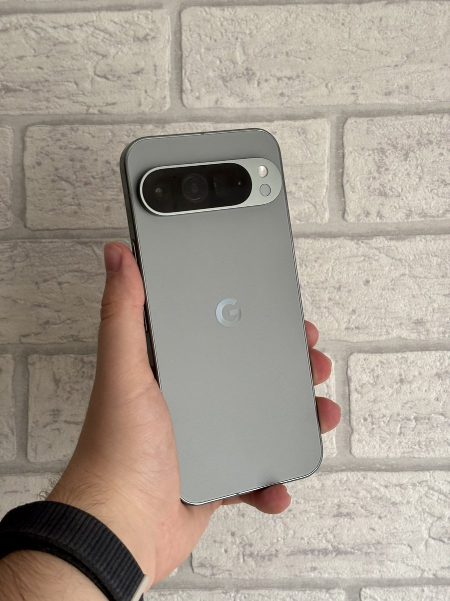 Oh, hi AI 😎 Zaczynamy z Pixelem 9 Pro XL. Nie ukrywam, to jeden z tych niewielu już telefonów na których możliwość przetestowania mogę powiedzieć „jaram się” 😅