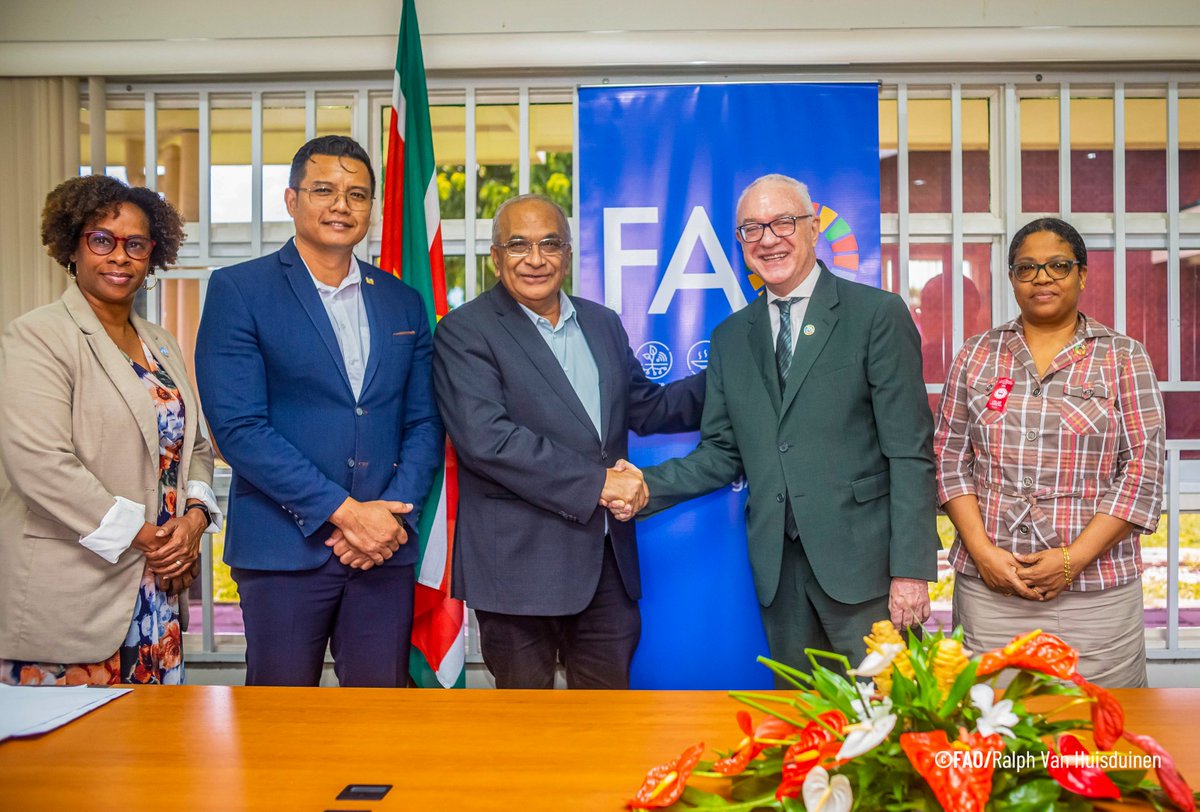It's a historic day for #Suriname! The signing of the Country Programme Framework between FAO and the Government of Suriname marks a significant step towards boosting agriculture and ensuring food security. FAO is committed to supporting Suriname's journey to a sustainable future