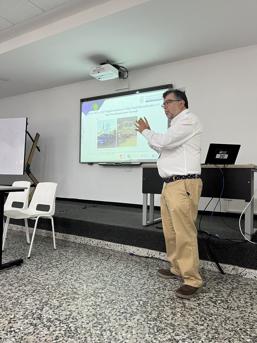 rodriguez_val's tweet photo. @dhidalgo65 presentando nuestro paper sobre la comparación del SITP y el provisional en el #cctt2024 https://t.co/ZB60ULf07M