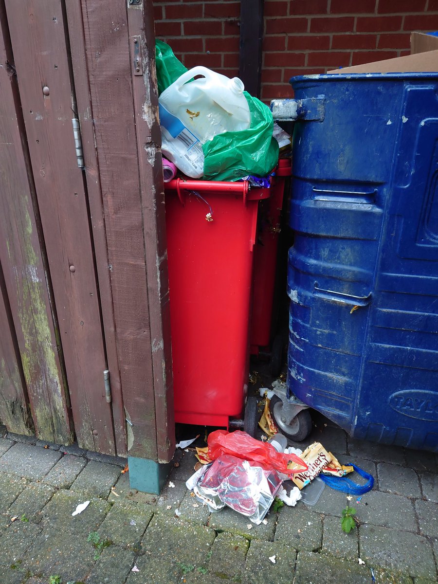 RobboSmart's tweet image. Please could A2 get an emergency cleaning team around to this address which is in Harrow weald HA3 7SA. It's a health hazard and needs emergency cleaning. The tenants don't care but I do as I have rats again