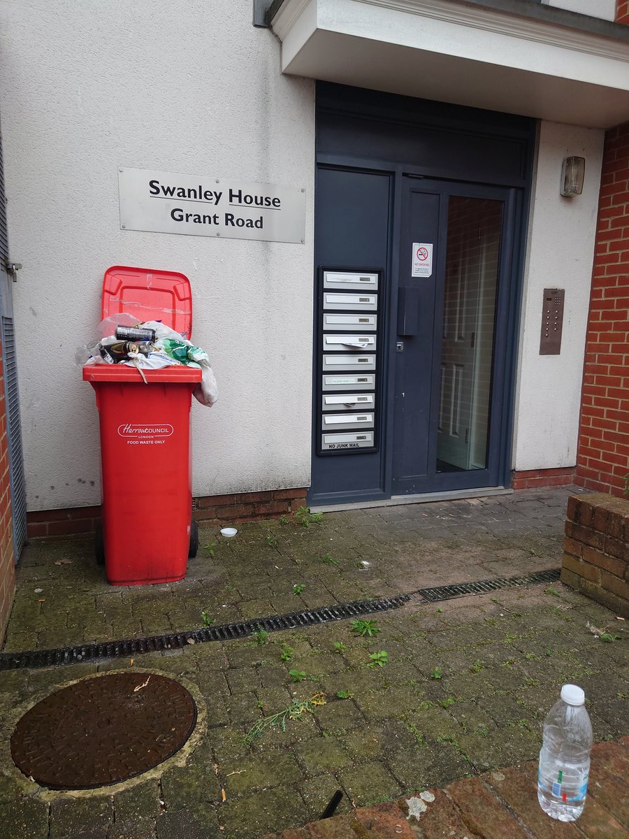 RobboSmart's tweet image. Please could A2 get an emergency cleaning team around to this address which is in Harrow weald HA3 7SA. It's a health hazard and needs emergency cleaning. The tenants don't care but I do as I have rats again