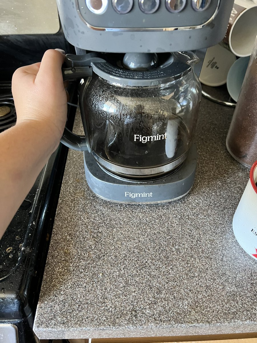 makeaNOTO's tweet image. Yesterday was #LeftHandersDay ! As someone who he left handed, there are still everyday products that are made for right handed people. Check out my coffee pot! When I hold it in my left hand, I can’t see the fill lines. Everyday, I have to switch to holding it in my right hand!