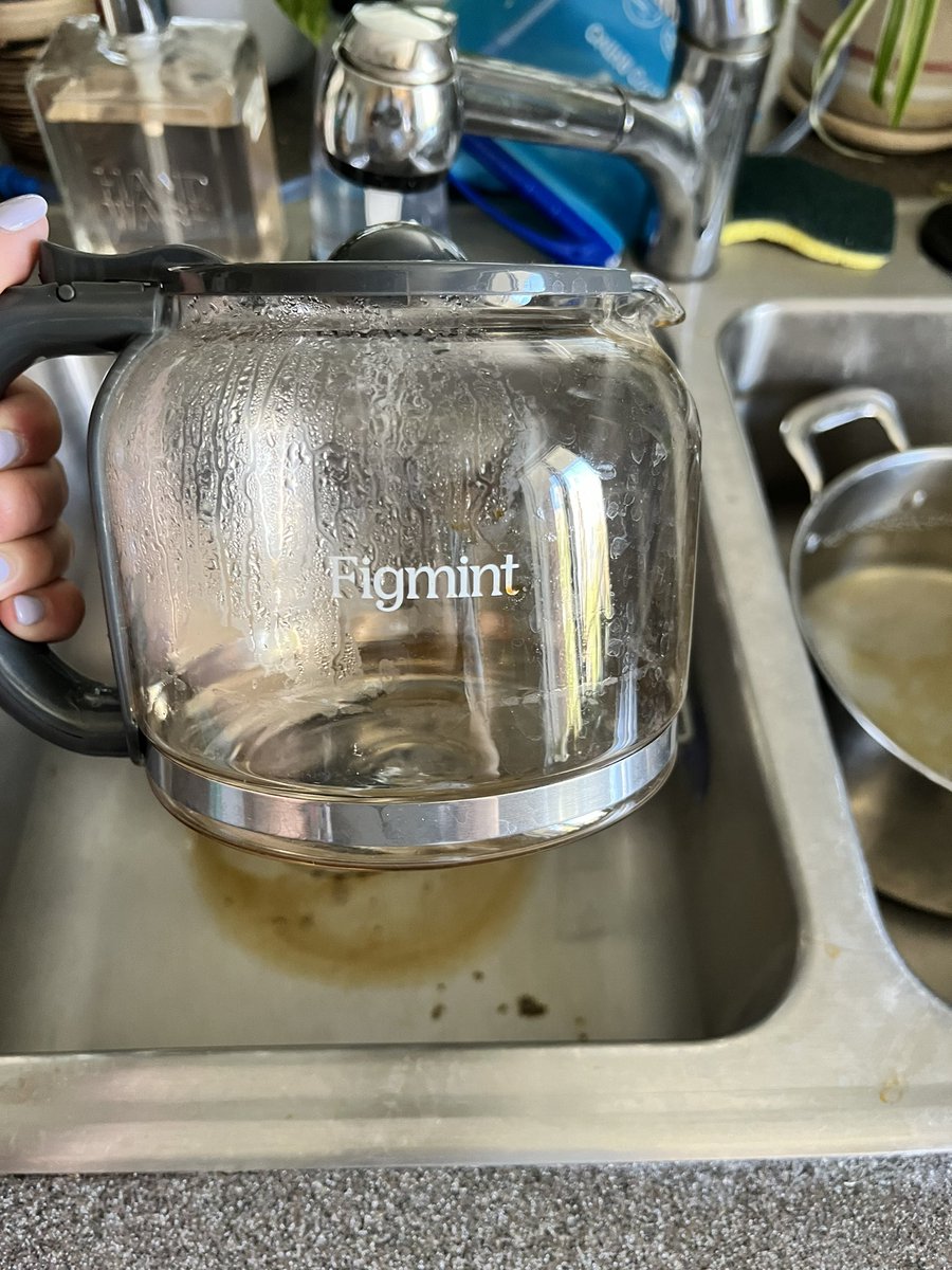 makeaNOTO's tweet image. Yesterday was #LeftHandersDay ! As someone who he left handed, there are still everyday products that are made for right handed people. Check out my coffee pot! When I hold it in my left hand, I can’t see the fill lines. Everyday, I have to switch to holding it in my right hand!