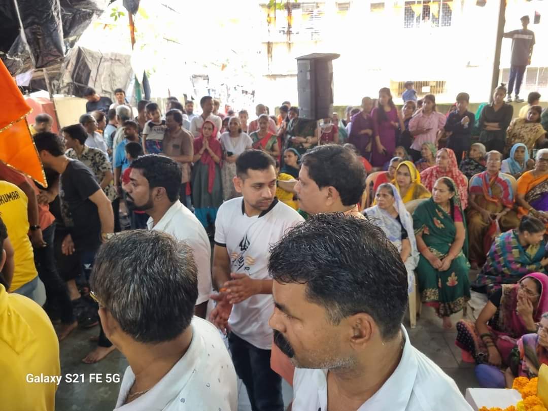 लोकप्रिया आमदर विद्या ठाकुर जी की निधि से और मेरे प्रयत्नों से आज हमारे राम मंदिर प्रांगण एमएमआरडीए कॉलोनी में भव्य और दिव्य मंदिर का निर्माण पूर्ण हुआ. मुख्य अतिथि के रूप में विद्या ठाकुर जी के साथ नगर सेवक दीपक ठाकुर जी की उपस्थिति रही <a href="/VidyaThakurBJP/">Vidya Thakur</a>
<a href="/AmeetSatam/">Ameet Satam</a> <a href="/ShelarAshish/">Adv. Ashish Shelar - ॲड. आशिष शेलार</a>