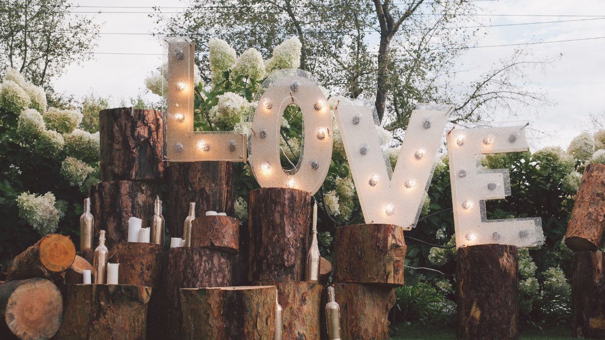 Want a wedding that's truly you? Check out these creative and fun ways you can add personalized touches to your wedding day: leahk.co.uk/blog/ways-to-i…