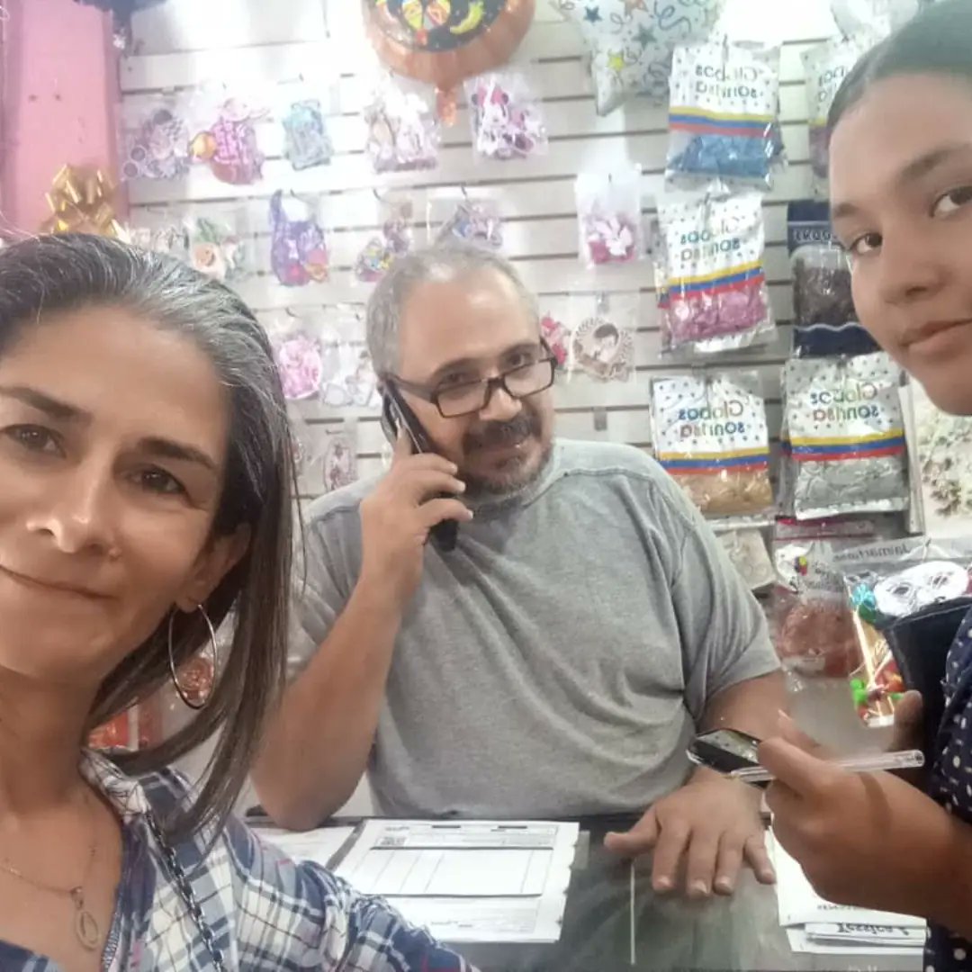 📢 ¡Buenas noticias para los comerciantes de la Zona Colonial de #Petare! La Comisión de Finanzas está brindando servicios gratuitos. Hoy, atendimos a Cecilia Gómez del salón de belleza "El Esfuerzo" para el cambio de RIF y a Elie Hajjack de "Rita Mia, para tramites de catastro.