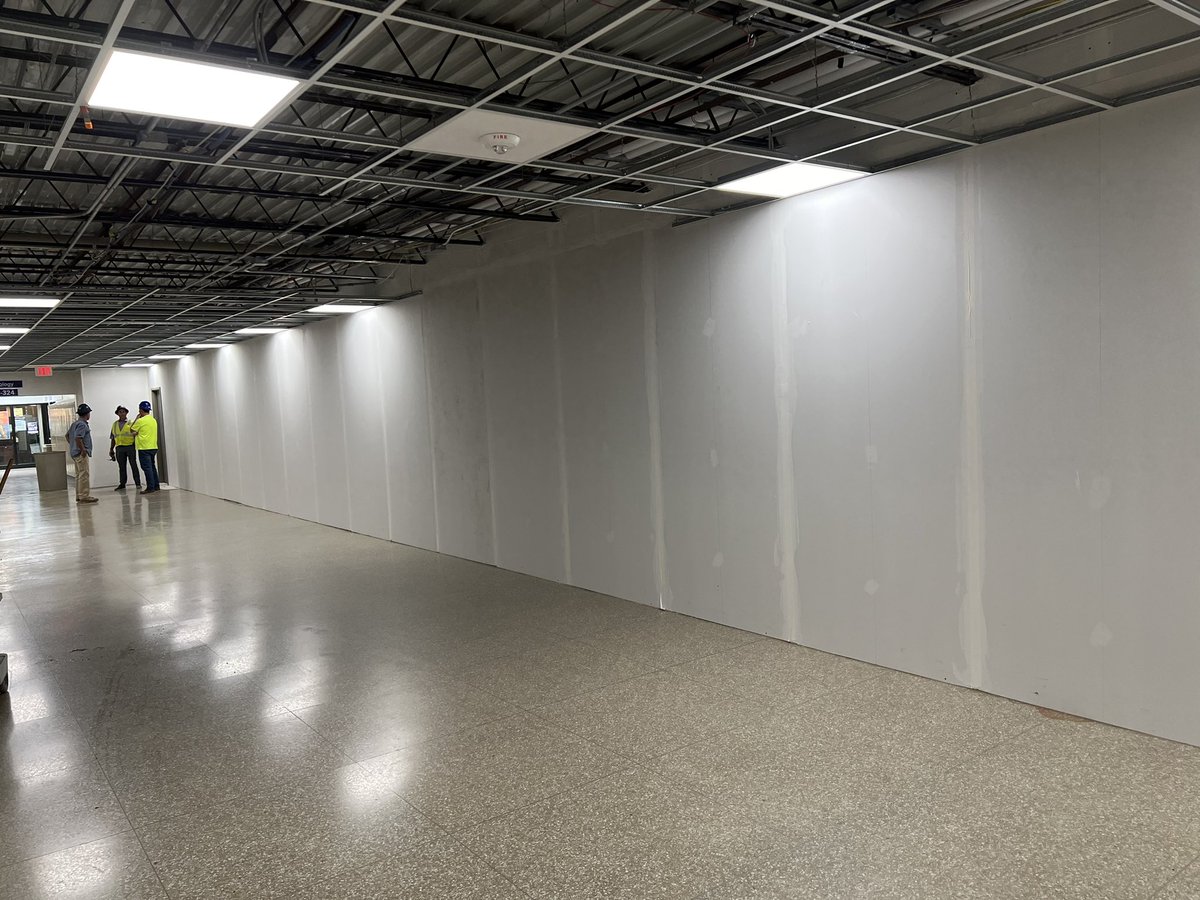 chrisdean14600's tweet photo. Hello again Pilot Nation! The barricades have been removed and we are getting ready for school! Here’s a sneak peek of what things look like in the main, 100 and counseling hallways! https://t.co/OomQXwYnRu