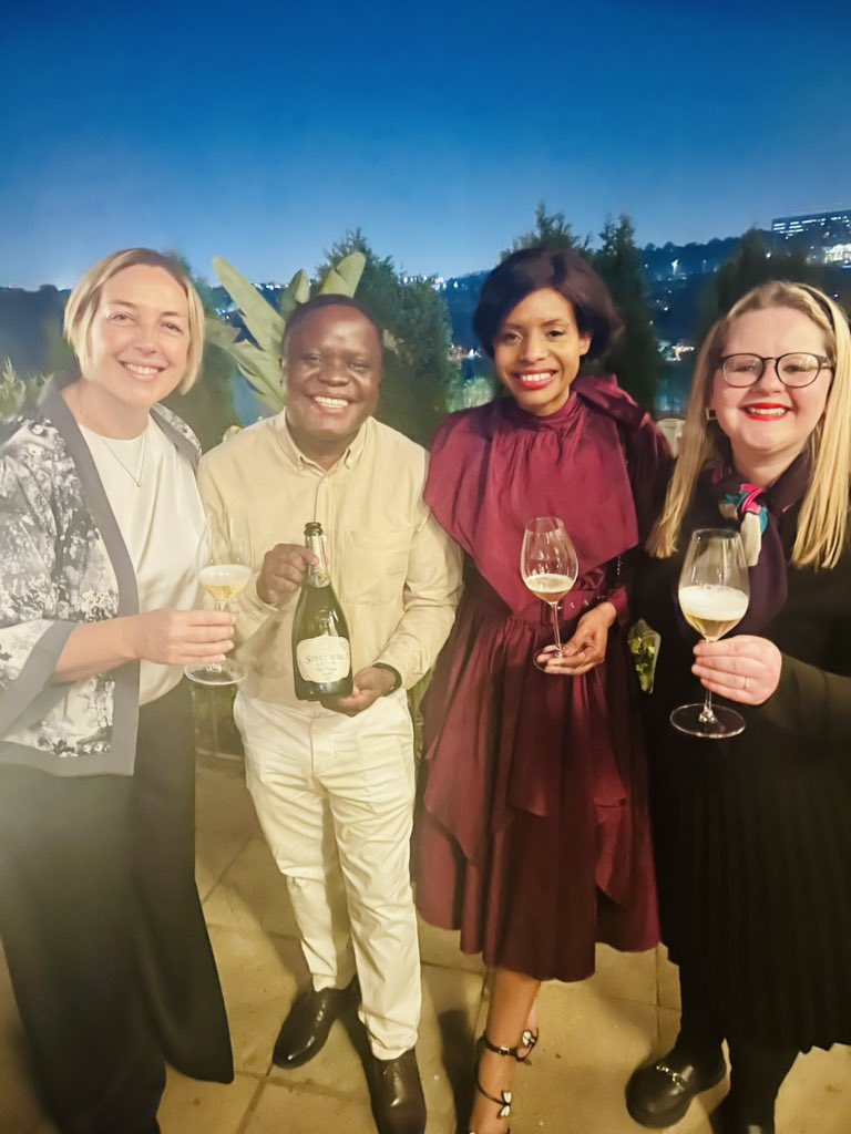 TsepangMolisana's tweet photo. A new bombshell has entered the villa!
A beautiful evening in the company of good friends, to toast to @SteenbergWines’ bold and beautiful new look and their formidable female founder with @Mandla_MaWine
#SteenbergTakesFlight
#Steenberg https://t.co/ddnRBnrlqQ