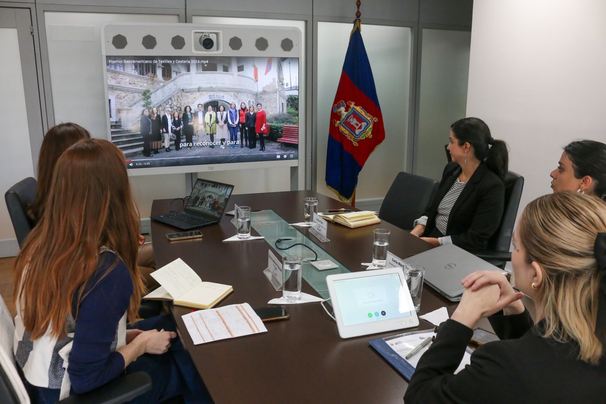 Produccion_Ecu's tweet photo. El Ministerio de Producción, a través de la Subsecretaría de Mipymes y Artesanías, firmó un convenio de cooperación interinstitucional con el @CIDAPAMAMERICA, a fin de impulsar y fomentar la actividad artesanal en el país, principalmente en temas de promoción y comercialización. https://t.co/m1HD8BPihP