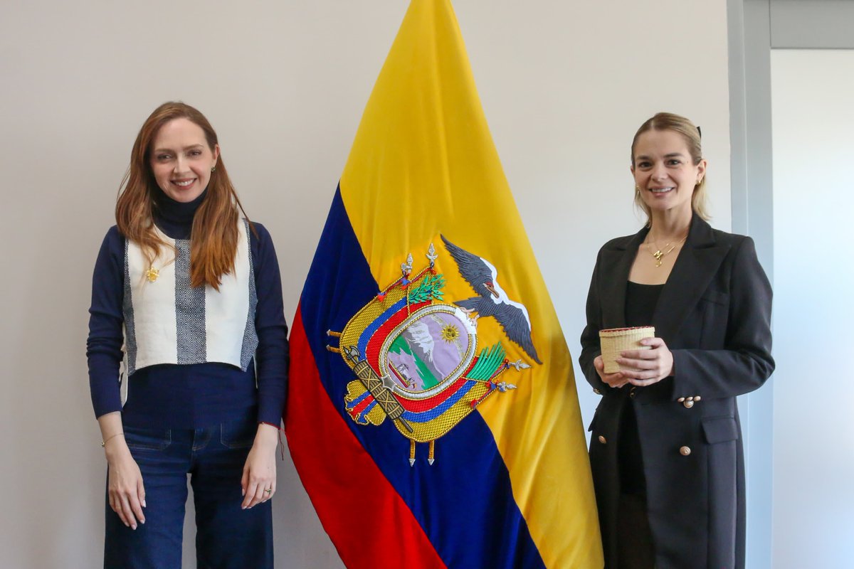 Produccion_Ecu's tweet photo. El Ministerio de Producción, a través de la Subsecretaría de Mipymes y Artesanías, firmó un convenio de cooperación interinstitucional con el @CIDAPAMAMERICA, a fin de impulsar y fomentar la actividad artesanal en el país, principalmente en temas de promoción y comercialización. https://t.co/m1HD8BPihP