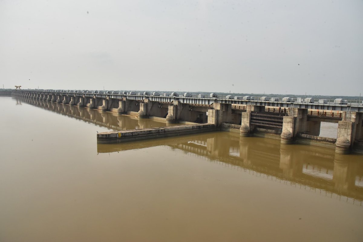 14-08-24-Kurnool-Dist Collector P.Ranjit Basha inspected the TUNGABHADRA river water flow in Kurnool Mandal Sunkesula Barrage along with Kurnool Parliament Member B.Nagaraju and Irrigation officials.Collector enquired about the safety of gates and barrage.Later briefed the media.