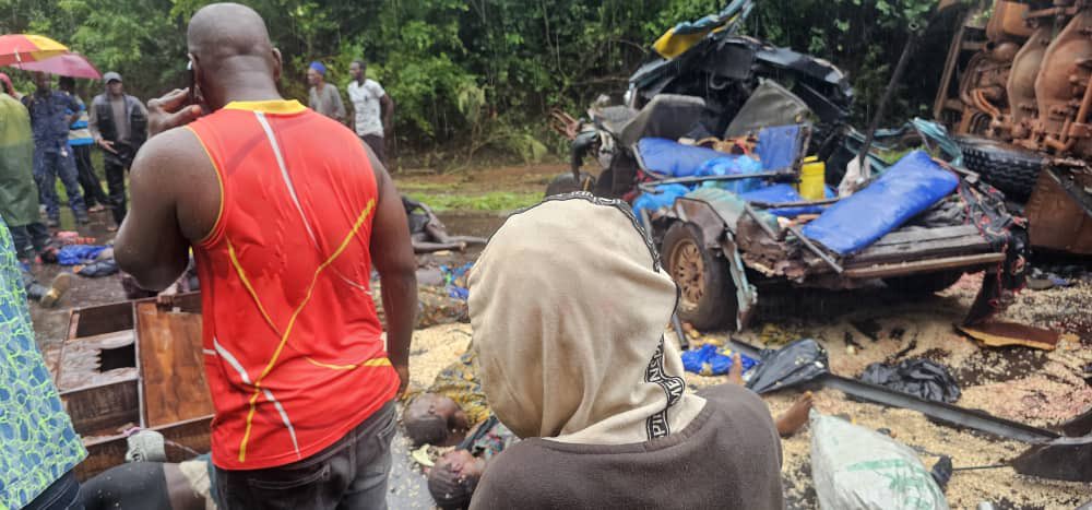 LamineGuirassy's tweet photo. Urgent ‼️ Un accident de la circulation s’est produit sur la route entre Boffa et Boke, entraînant la mort de plusieurs personnes et faisant de nombreux blessés. Les circonstances de l’accident ne sont pas encore claires, mais les autorités locales sont sur place pour gérer la situation et prendre en charge les victimes. Nous exprimons nos plus sincères condoléances aux familles des victimes et souhaitons un prompt rétablissement aux blessés. Des détails à suivre sur https://t.co/uWzvSvwG0i