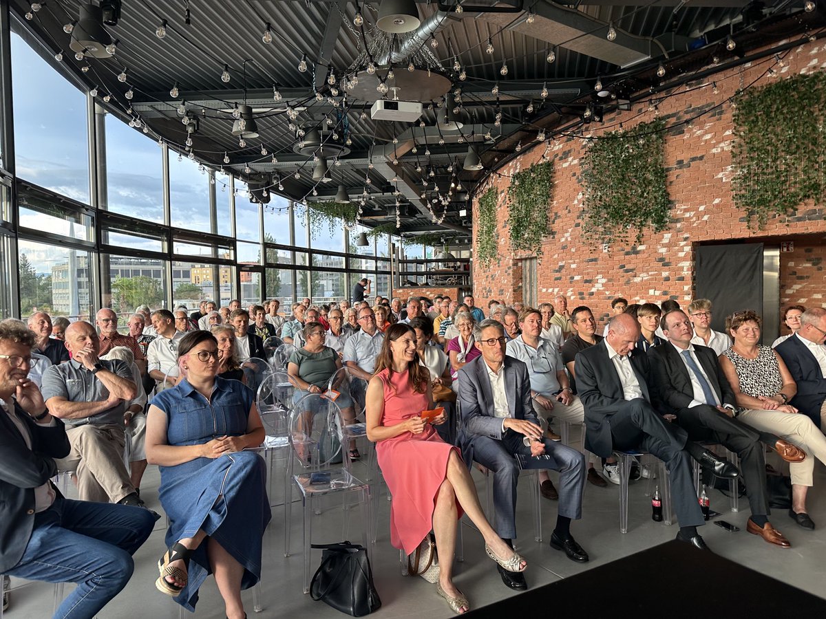 DieMitte_BL's tweet image. Volles Haus beim gemeinsamen Parteitag mit der ⁦⁦@dieMitte_bs⁩ in den Schweizerischen Rheinhäfen. Coole Location, coole Crew. Sara Murray, Franz-Xaver Leonhardt, Hannes Hänggi, ⁦@SimonOberbeck⁩ ⁦@Elisabeth_S_S⁩ ⁦@RRLauberAnton⁩ ⁦etc.