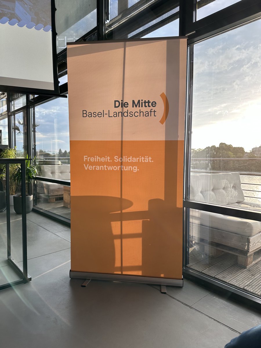 DieMitte_BL's tweet image. Volles Haus beim gemeinsamen Parteitag mit der ⁦⁦@dieMitte_bs⁩ in den Schweizerischen Rheinhäfen. Coole Location, coole Crew. Sara Murray, Franz-Xaver Leonhardt, Hannes Hänggi, ⁦@SimonOberbeck⁩ ⁦@Elisabeth_S_S⁩ ⁦@RRLauberAnton⁩ ⁦etc.