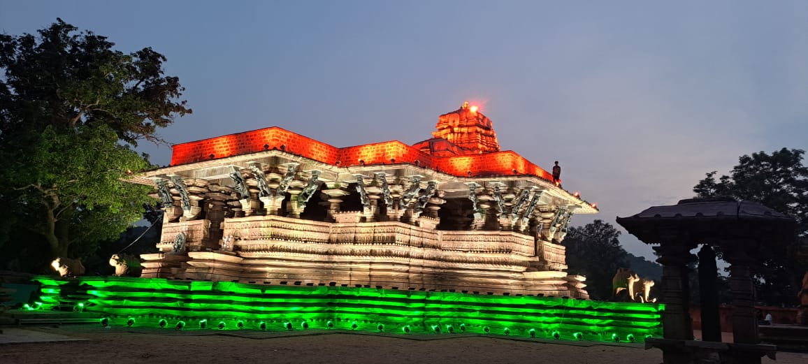 asi_hyderabad's tweet photo. Tricolor illumination of  Ramappa temple done by District Administration , Mulugu under the guidance of @CollectorMulugu 
#HarGharTiranga
@MinOfCultureGoI @ASIGoI https://t.co/JRQVuCJQzF